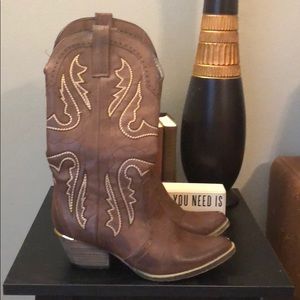 Tan cowgirl boots